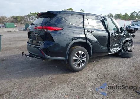 2021 Toyota Highlander Xle z USA, uszkodzony, nr VIN 5TDGZRBH0MS120301